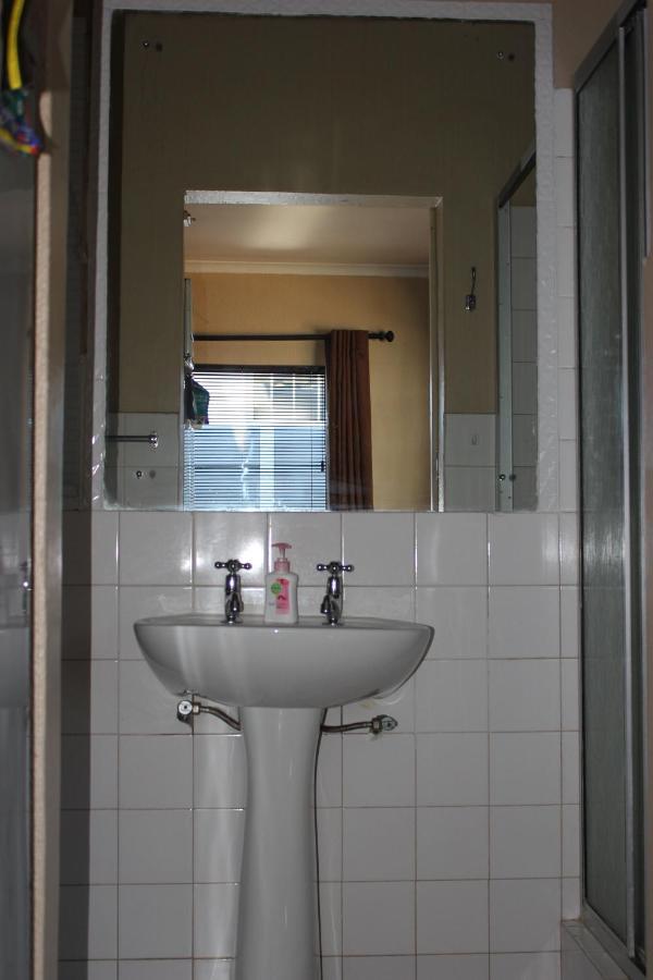 25 On Fitzpatrick Apartment Parow Luaran gambar